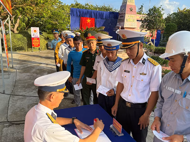 Cử tri Trường Sa cùng cử tri cả nước tham gia “Ngày hội non sông” -1