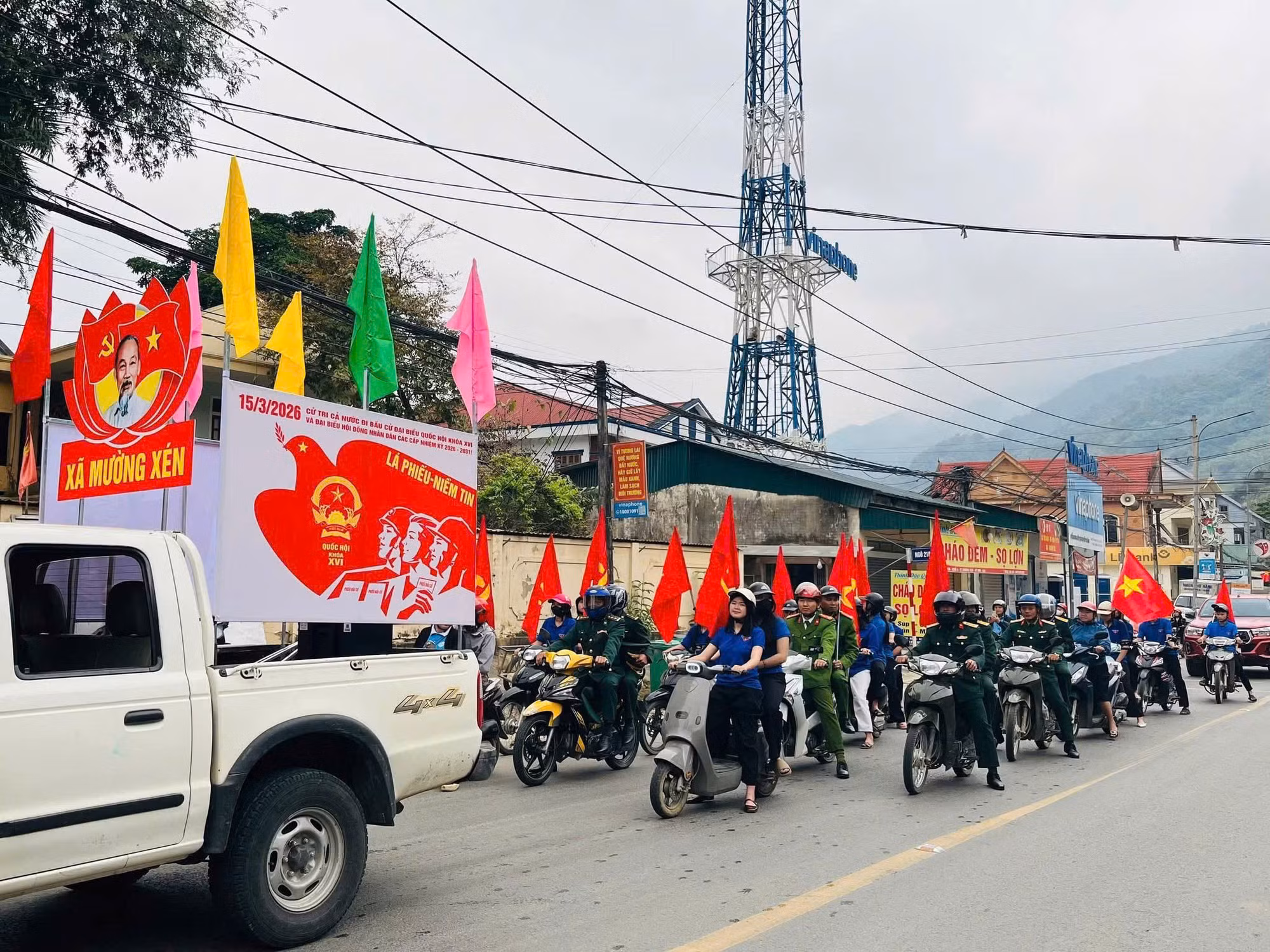 Công an xã Mường Xén căng mình hỗ trợ cử tri trước ngày bầu cử -0