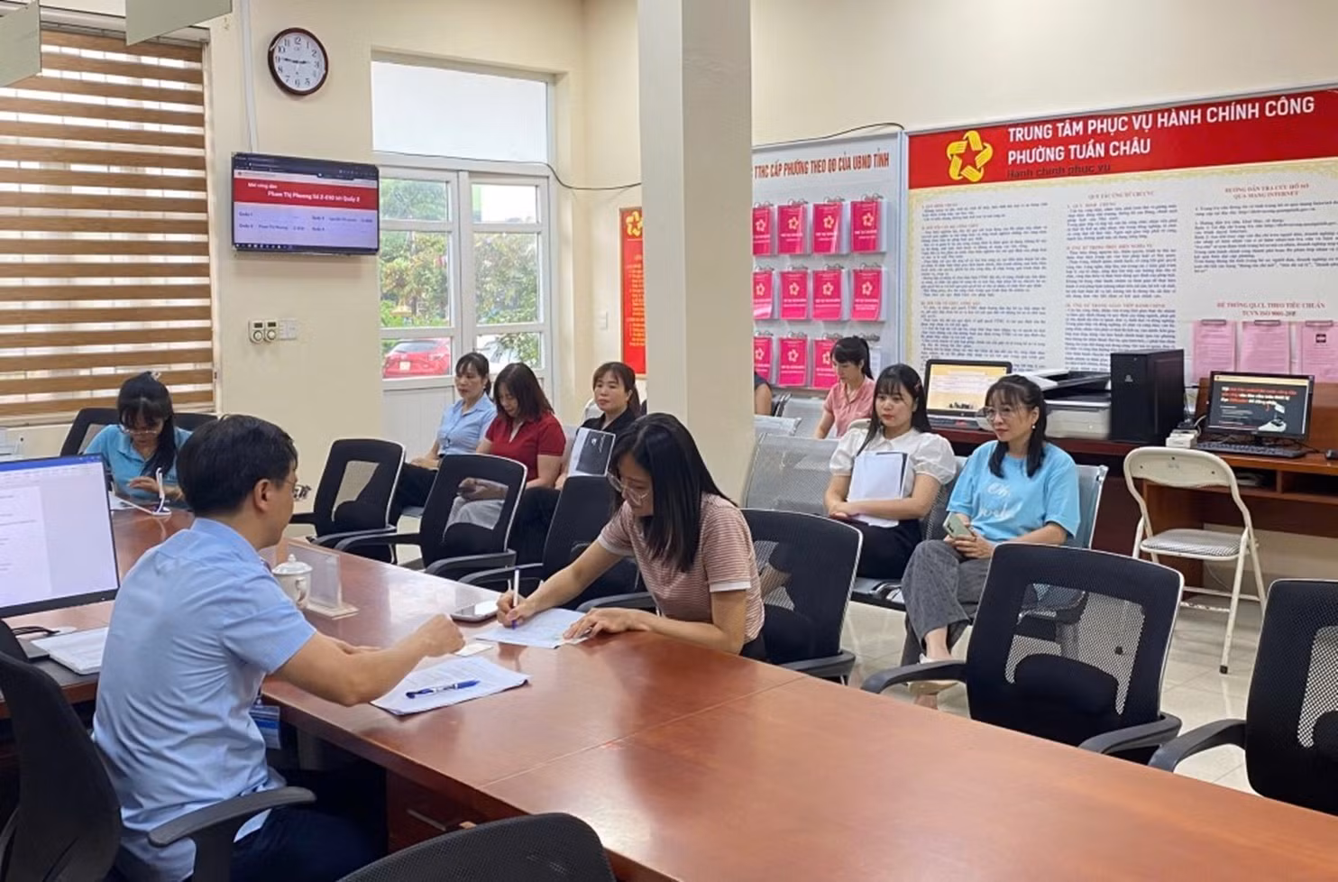 Chậm xử lý thủ tục hành chính, 4 cán bộ phường bị tạm đình chỉ công tác -0