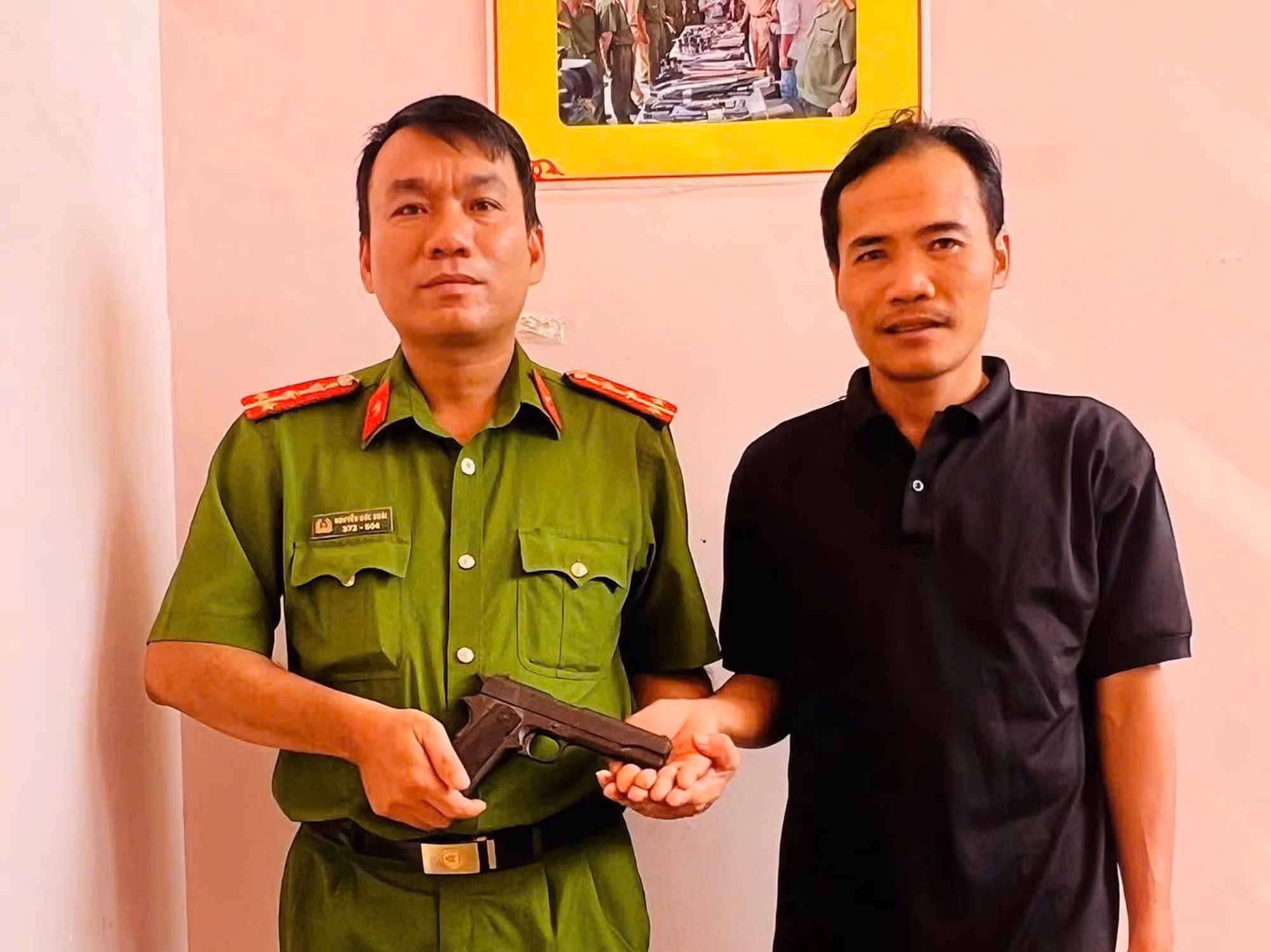  Tình cờ nhặt được vũ khí quân dụng người dân chủ động trình báo cơ quan Công an -0