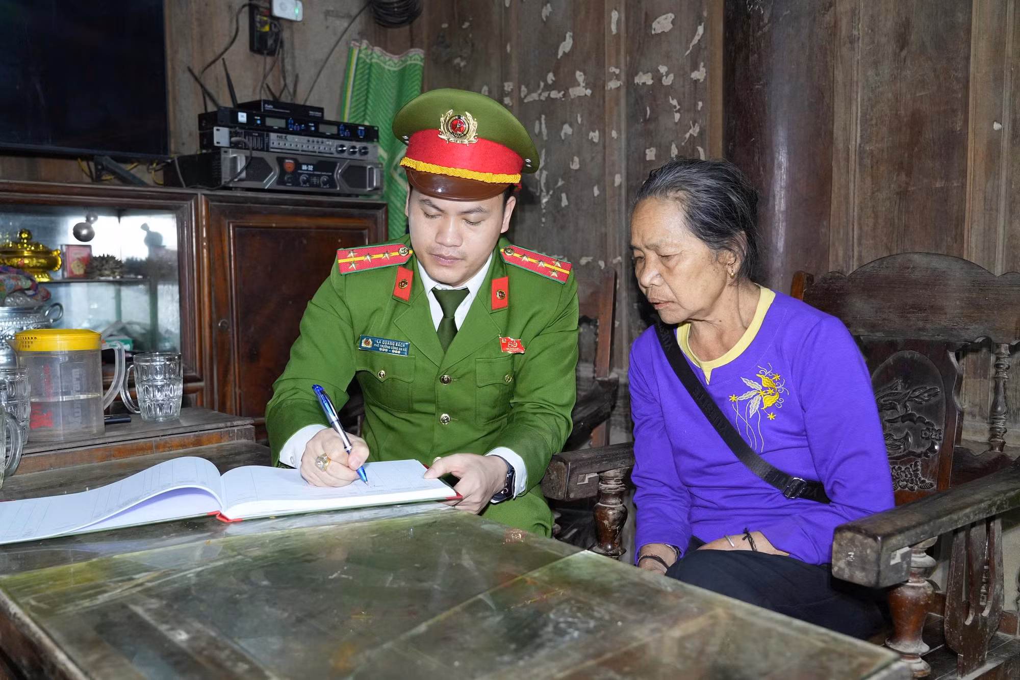 Công an xã Mường Xén căng mình hỗ trợ cử tri trước ngày bầu cử -0