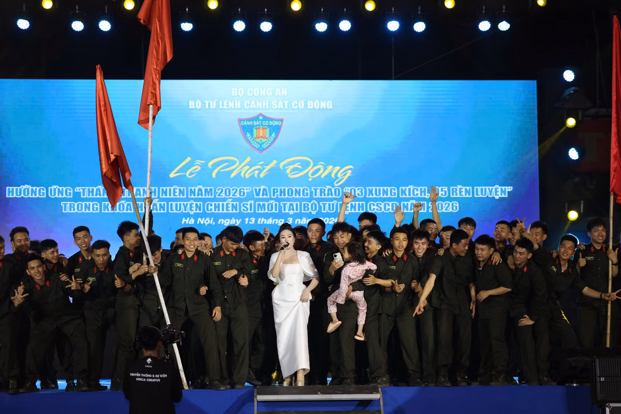 “Món quà đặc biệt” dành cho các tân binh -0