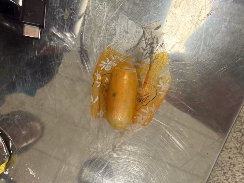 5 kg ma tuý nguỵ trang trong ống bánh kẹo nhập khẩu qua cảng hàng không Nội Bài -1