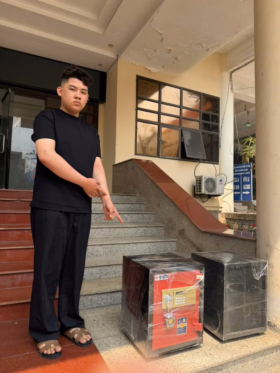  Cháu họ dùng máy cắt sắt phá cửa trộm hơn 5 cây vàng của cô để đi khách sạn, du lịch -0
