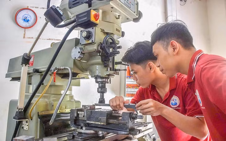 Doanh nghiệp đỏ mắt tìm người, lao động mỏi chân tìm việc -0