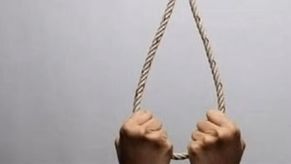 Một Chủ tịch phường tử vong trong tư thế treo cổ