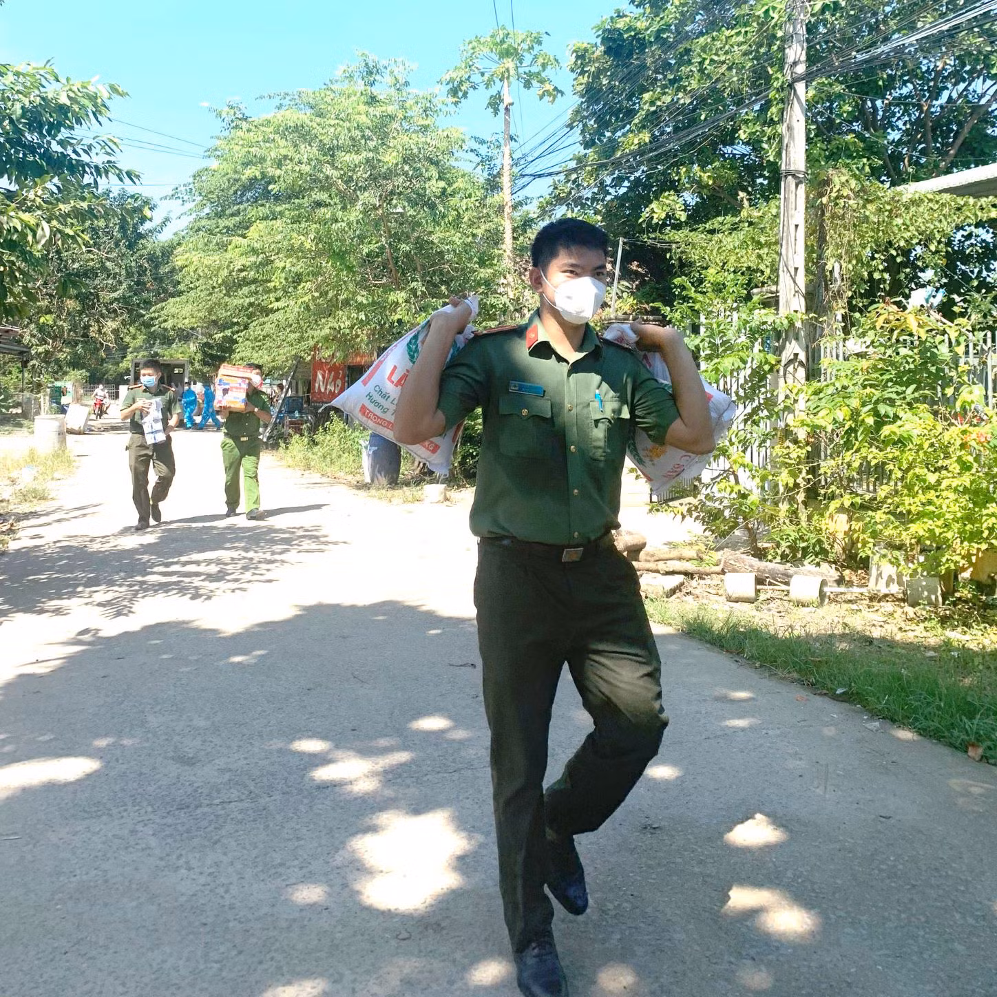 Công an huyện tích cực hỗ trợ người dân khu phong tỏa do COVID-19 -0