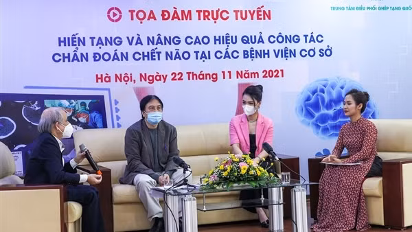 Lần đầu tiên phẫu thuật nội soi lấy gan từ người hiến sống để ghép ảnh 2