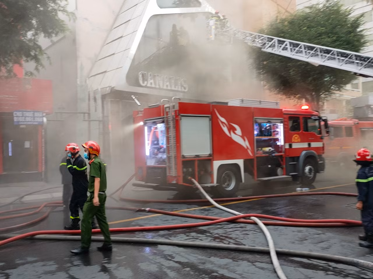 Cháy lớn tại quán bar ngay giữa trung tâm thành phố -1