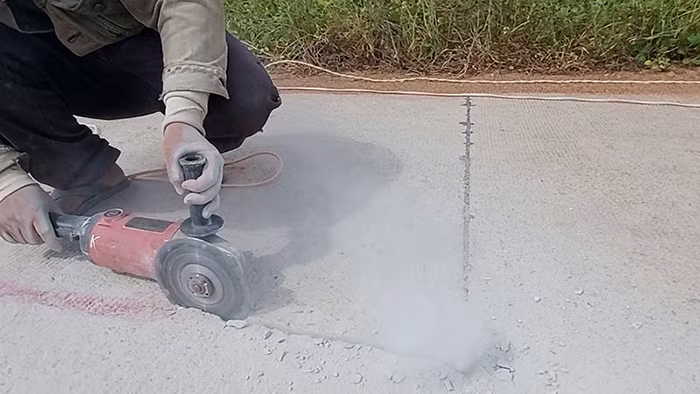 Kiểm tra, làm rõ phản ánh đường bêtông 70 tỷ đồng vừa làm đã hư hỏng -1