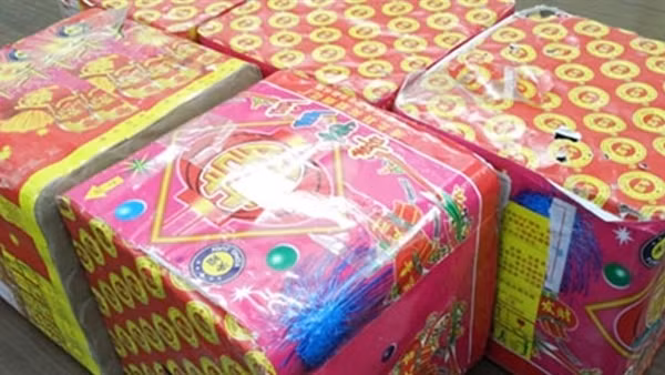 Bán pháo nổ giữa sông Hồng ảnh 5