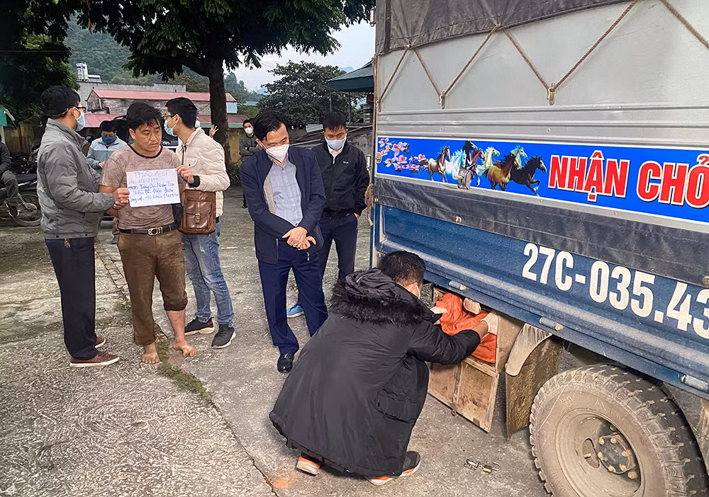 Bắt 3 đối tượng vận chuyển 40 bánh heroin trong thùng xe tải -0