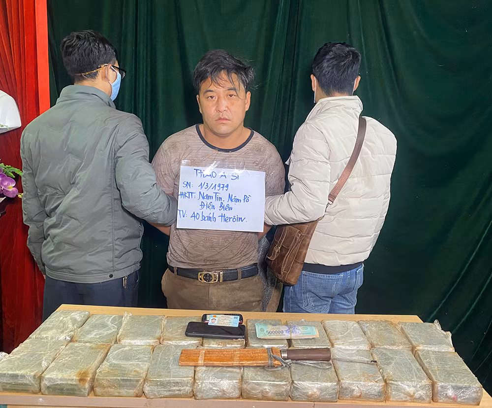 Bắt 3 đối tượng vận chuyển 40 bánh heroin trong thùng xe tải -1