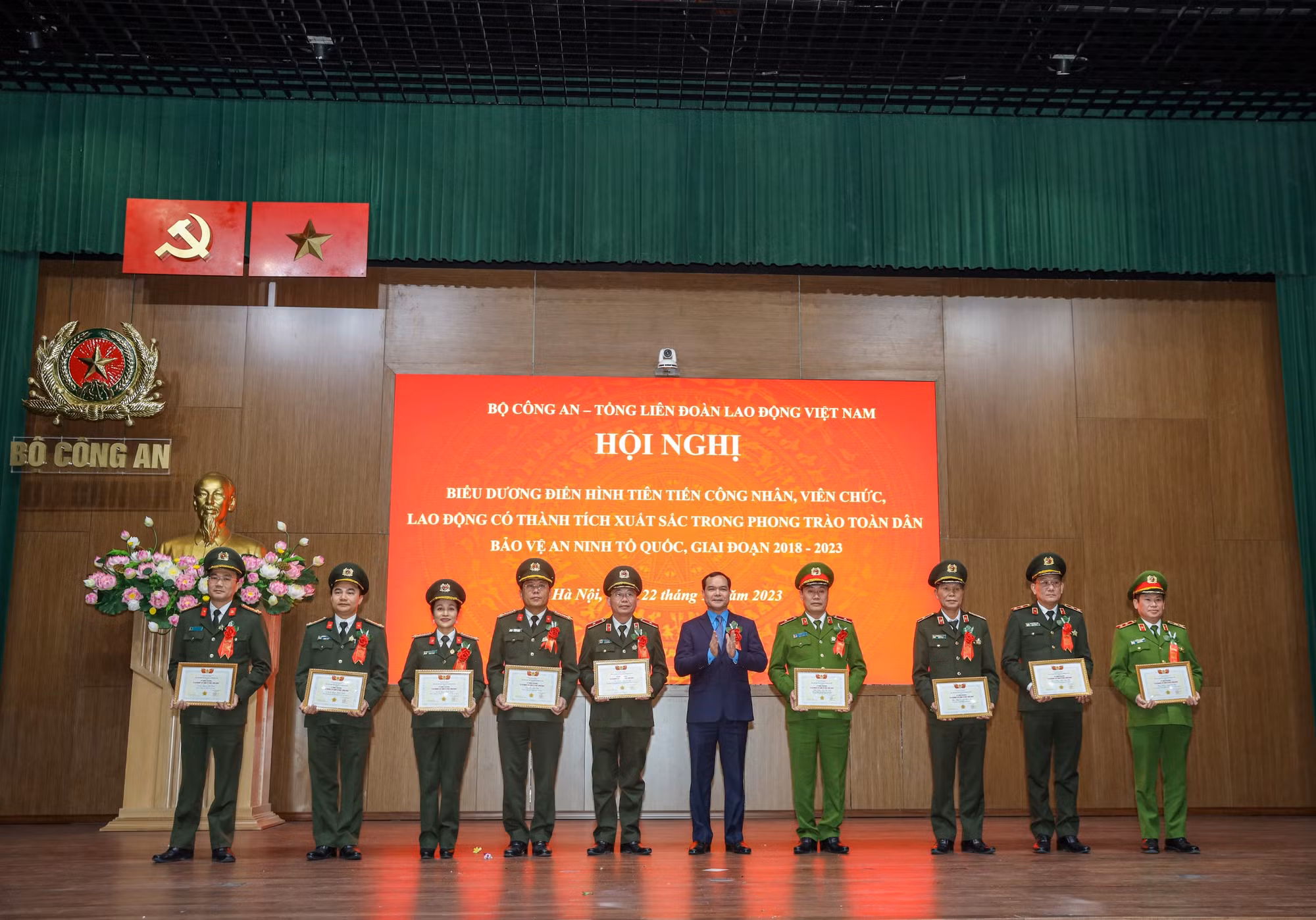 Vinh danh 145 tập thể, cá nhân công nhân viên chức, người lao động tiêu biểu trong phong trào toàn dân bảo vệ ANTQ -0