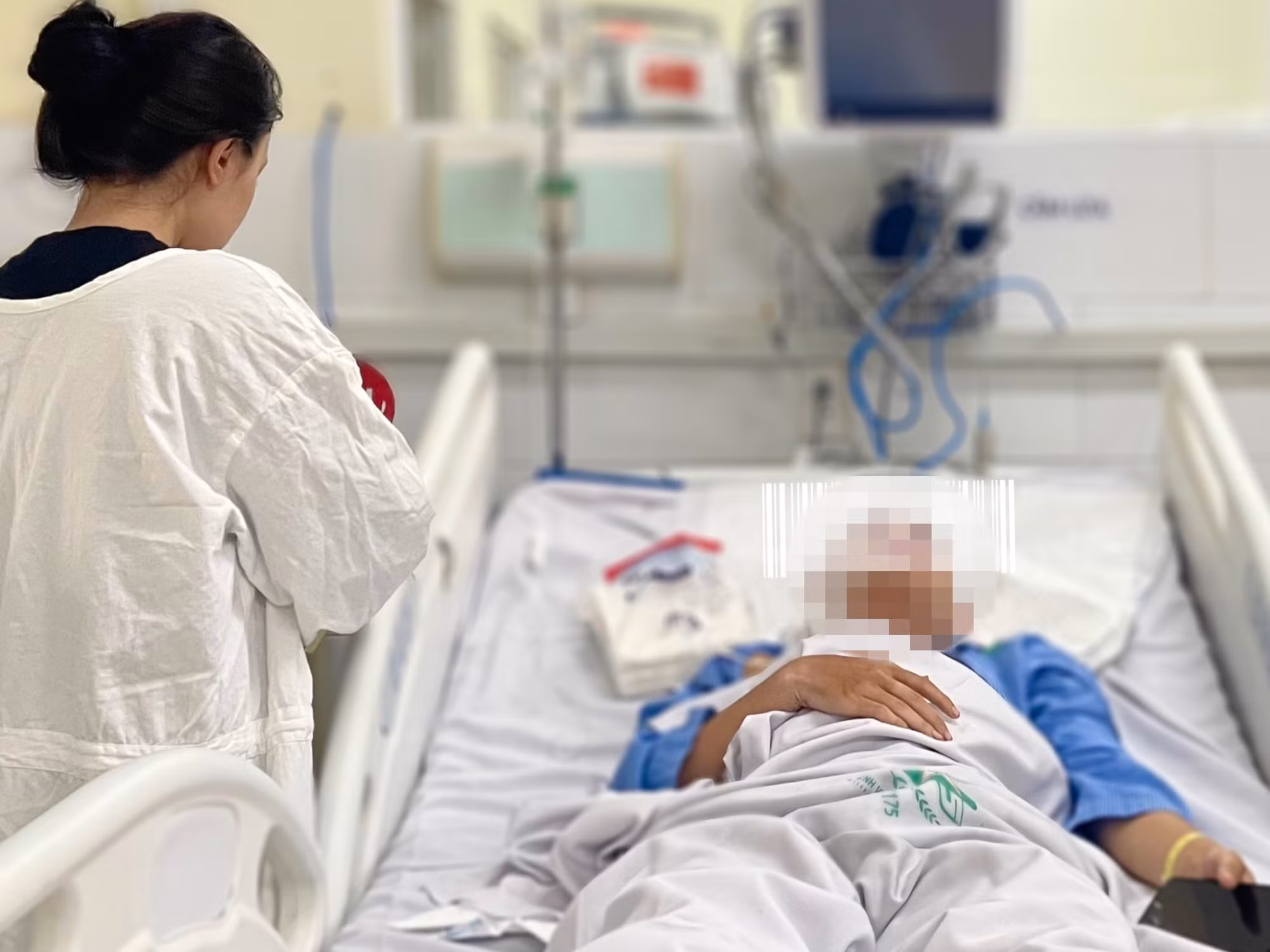 Cứu sống nam sinh nguy kịch do bị bạn học dùng dao đâm vào cổ -0