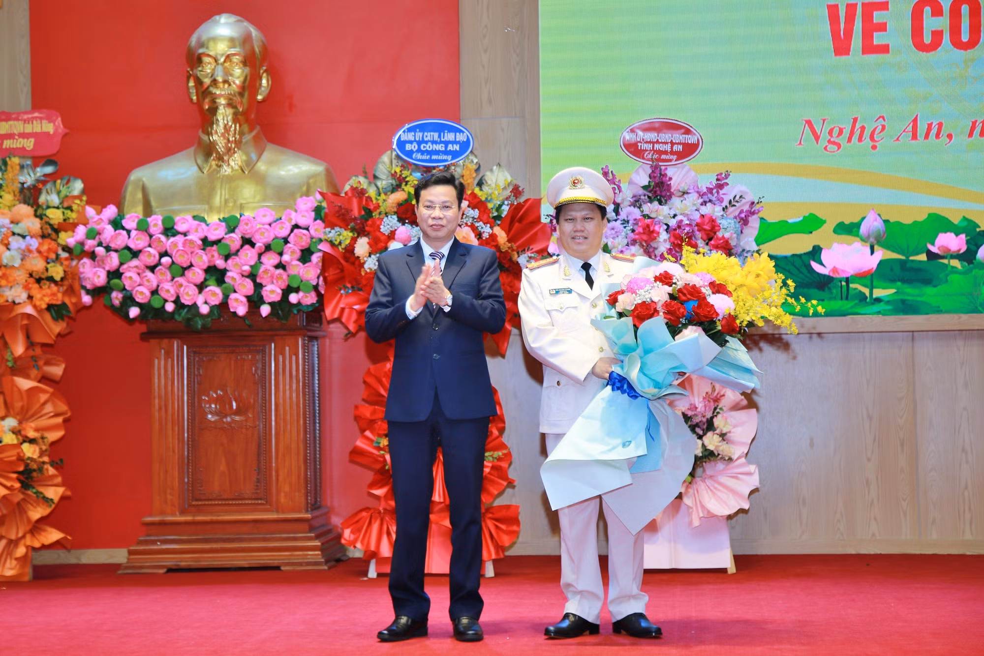 Công bố và trao Quyết định chức vụ Giám đốc Công an tỉnh Nghệ An -0