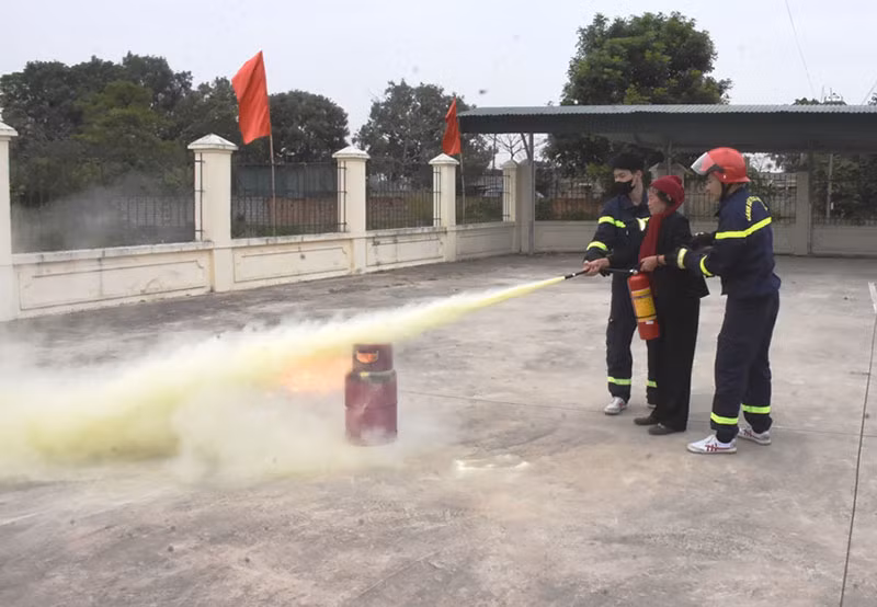 Lan tỏa chương trình tặng bình chữa cháy cho các gia đình có hoàn cảnh khó khăn -0