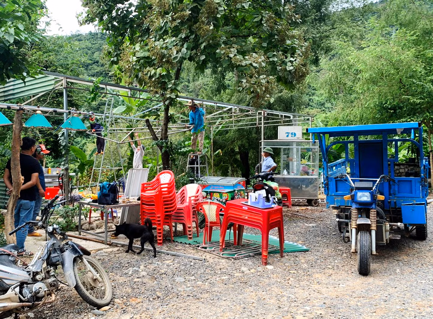 Cưỡng chế tháo dỡ quán xá mọc “chui” hai bên đường đèo Ngoạn Mục -0