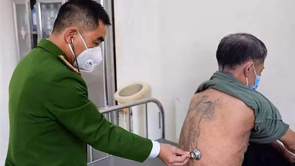 Bác sĩ trại giam, những hy sinh thầm lặng