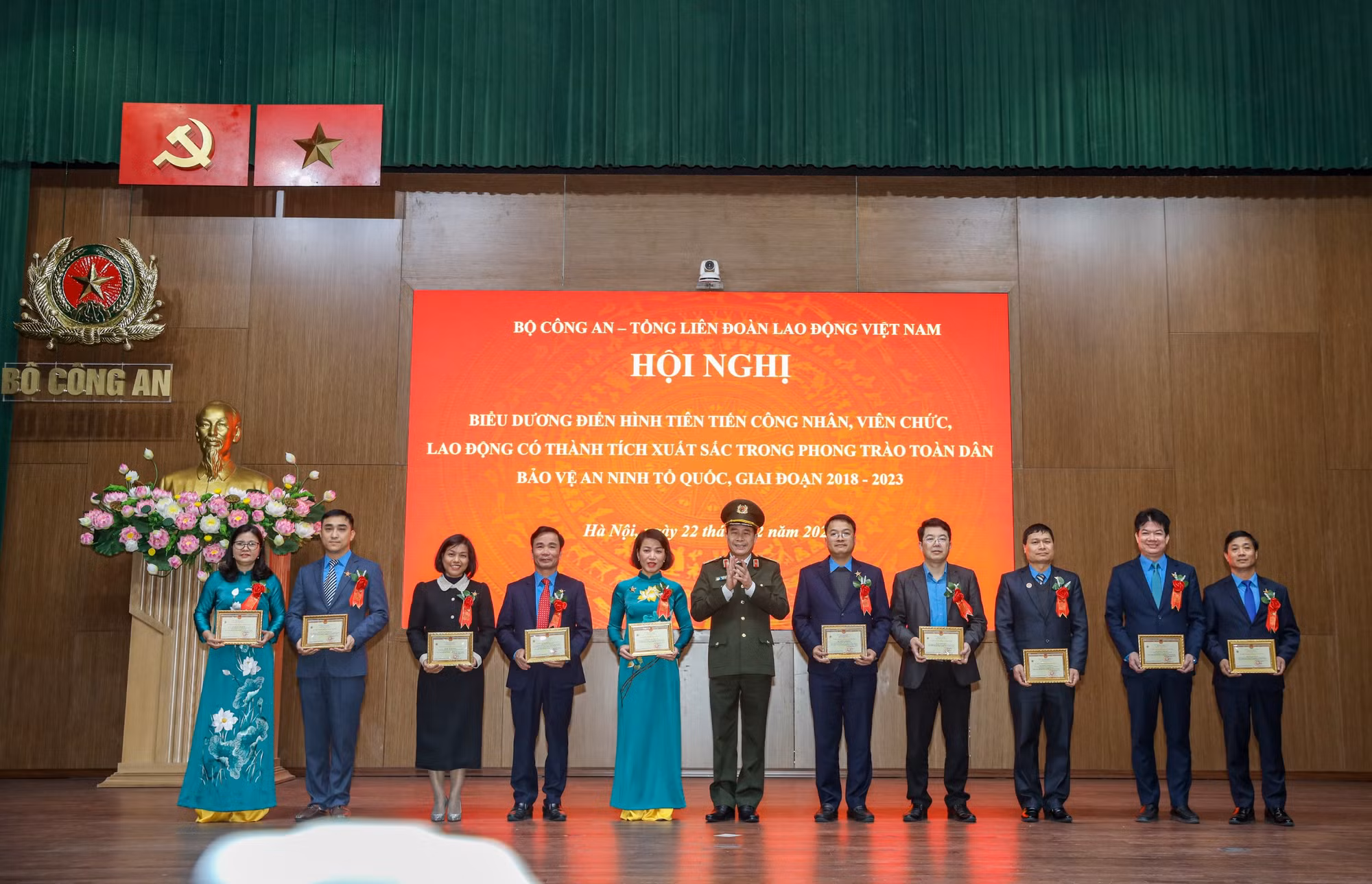 Vinh danh 145 tập thể, cá nhân công nhân viên chức, người lao động tiêu biểu trong phong trào toàn dân bảo vệ ANTQ -0