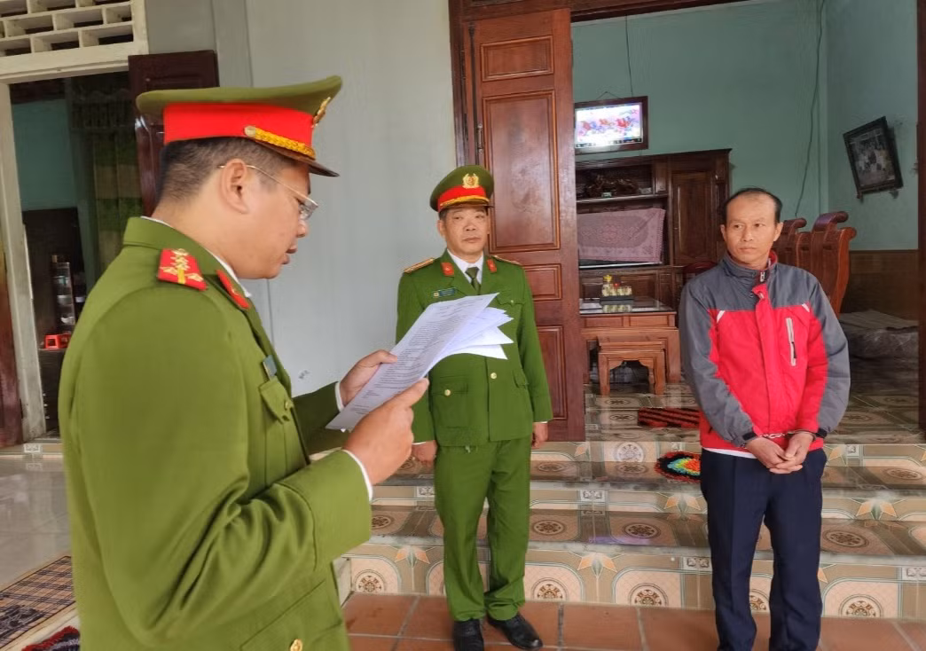 Bắt đối tượng làm giả giấy chứng nhận quyền sử dụng đất để chiếm đoạt tài sản -0