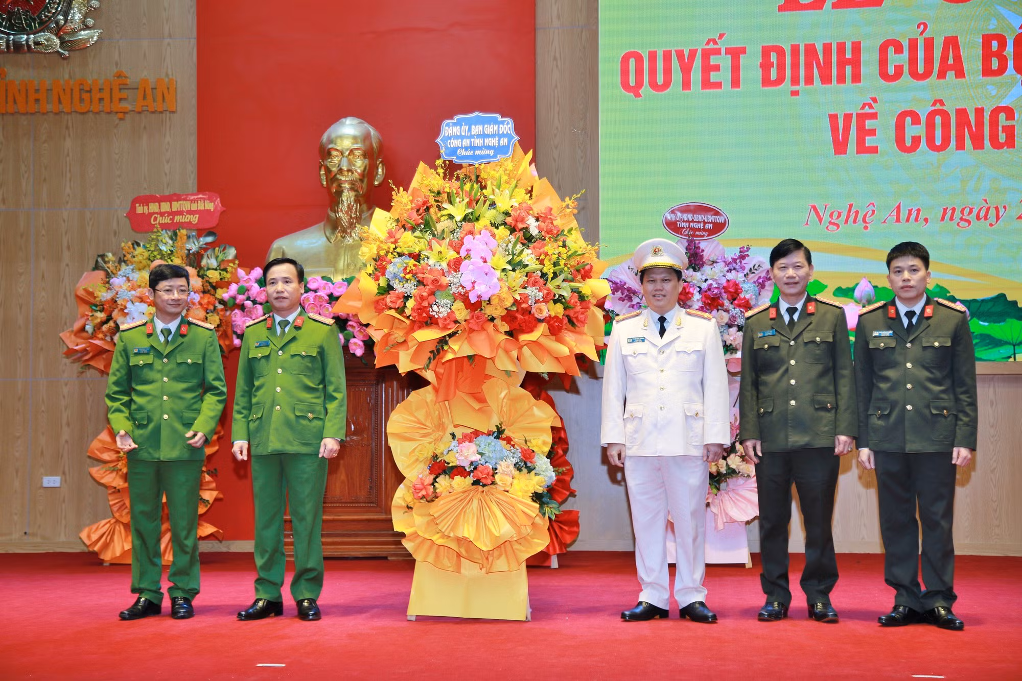 Công bố và trao Quyết định chức vụ Giám đốc Công an tỉnh Nghệ An -0