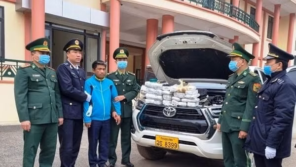 Đang vận chuyển hơn 21kg ma tuý qua biên giới thì bị bắt