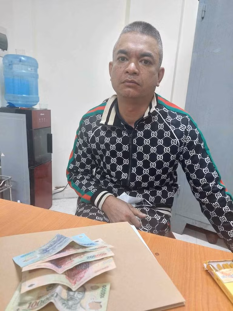Bắt nhóm đối tượng lừa đảo chiếm đoạt tài sản của người giao hàng -0