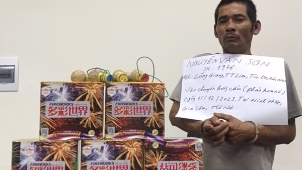 Tạm giữ hình sự 2 đối tượng tàng trữ và vận chuyển pháo hoa nổ