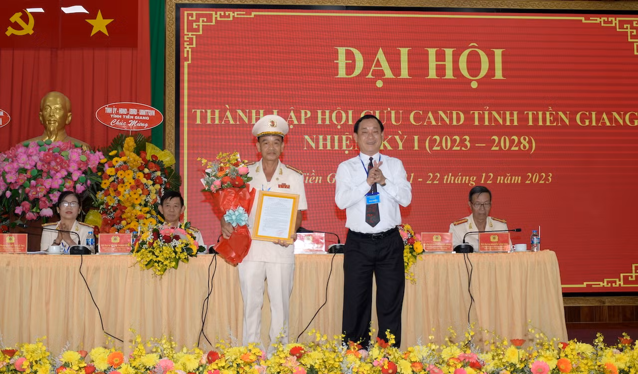 4. đồng chí nguyễn văn vĩnh, phó bí thư tỉnh ủy, chủ tịch ubnd tỉnh trao quyết định thành lập hội cựu cand tỉnh tiền giang. ảnh trọng tín.jpeg -0