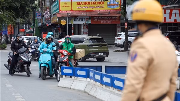 CSGT vất vả với "điểm nóng"&nbsp;Nguyễn Trãi - Khuất Duy Tiến