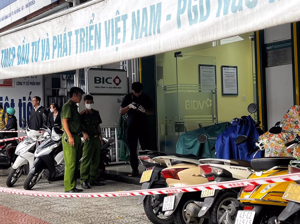2 tên cướp ngân hàng tại Đà Nẵng làm một bảo vệ tử vong phải đối mặt với 3 tội danh -1