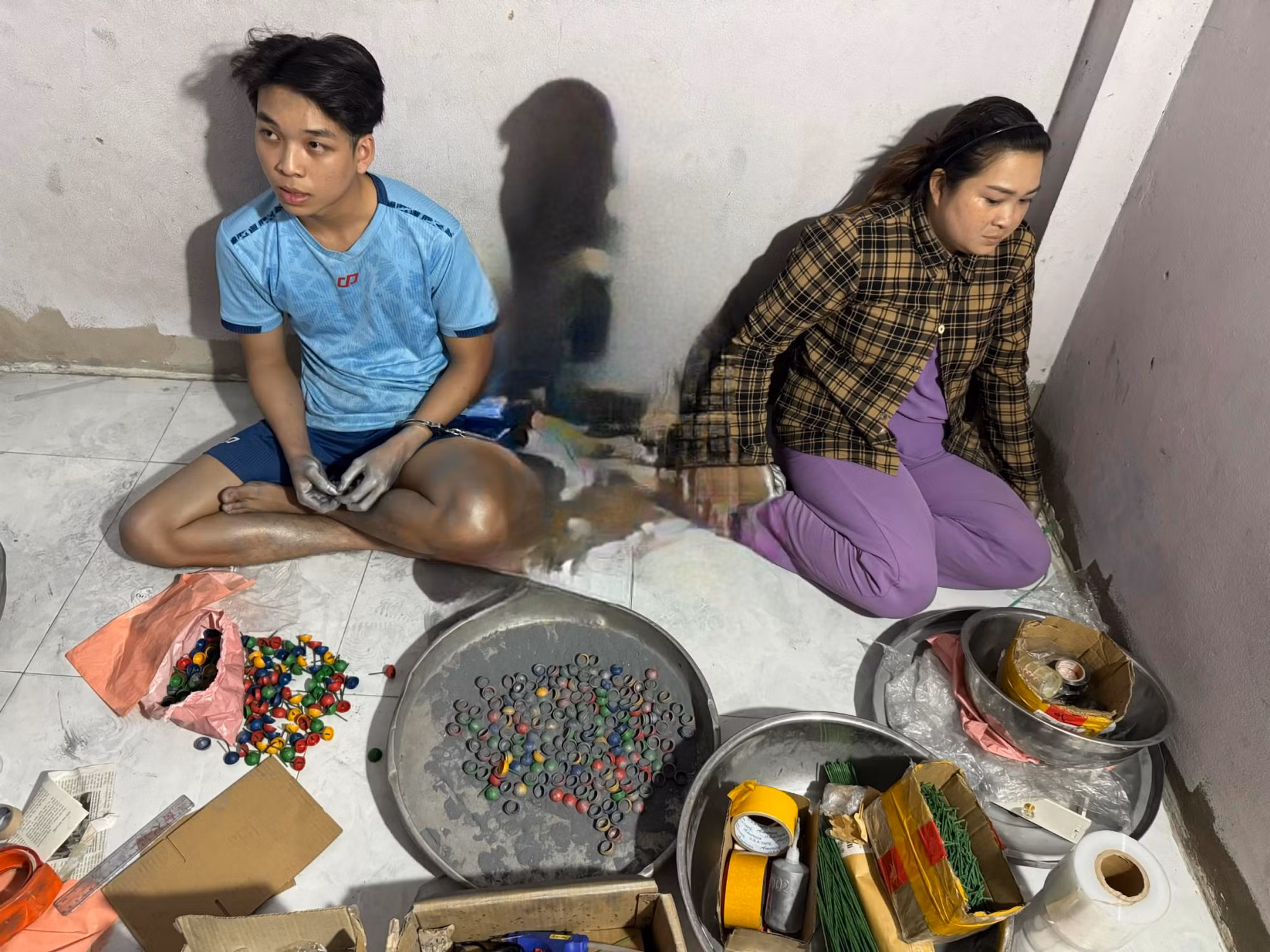 Hai chị em sản xuất pháo nổ trái phép -0