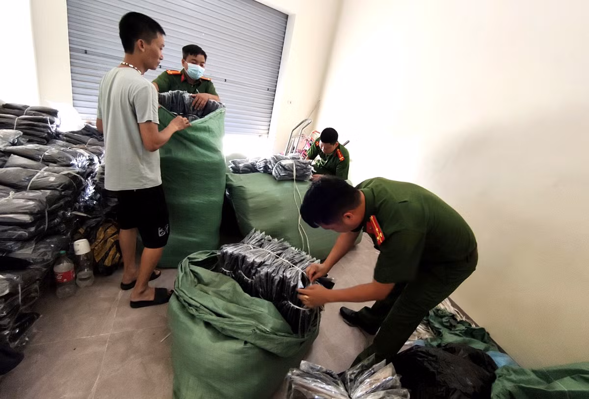 Phát hiện 2 cơ sở sản xuất áo chống nắng “hàng hiệu” rởm -0