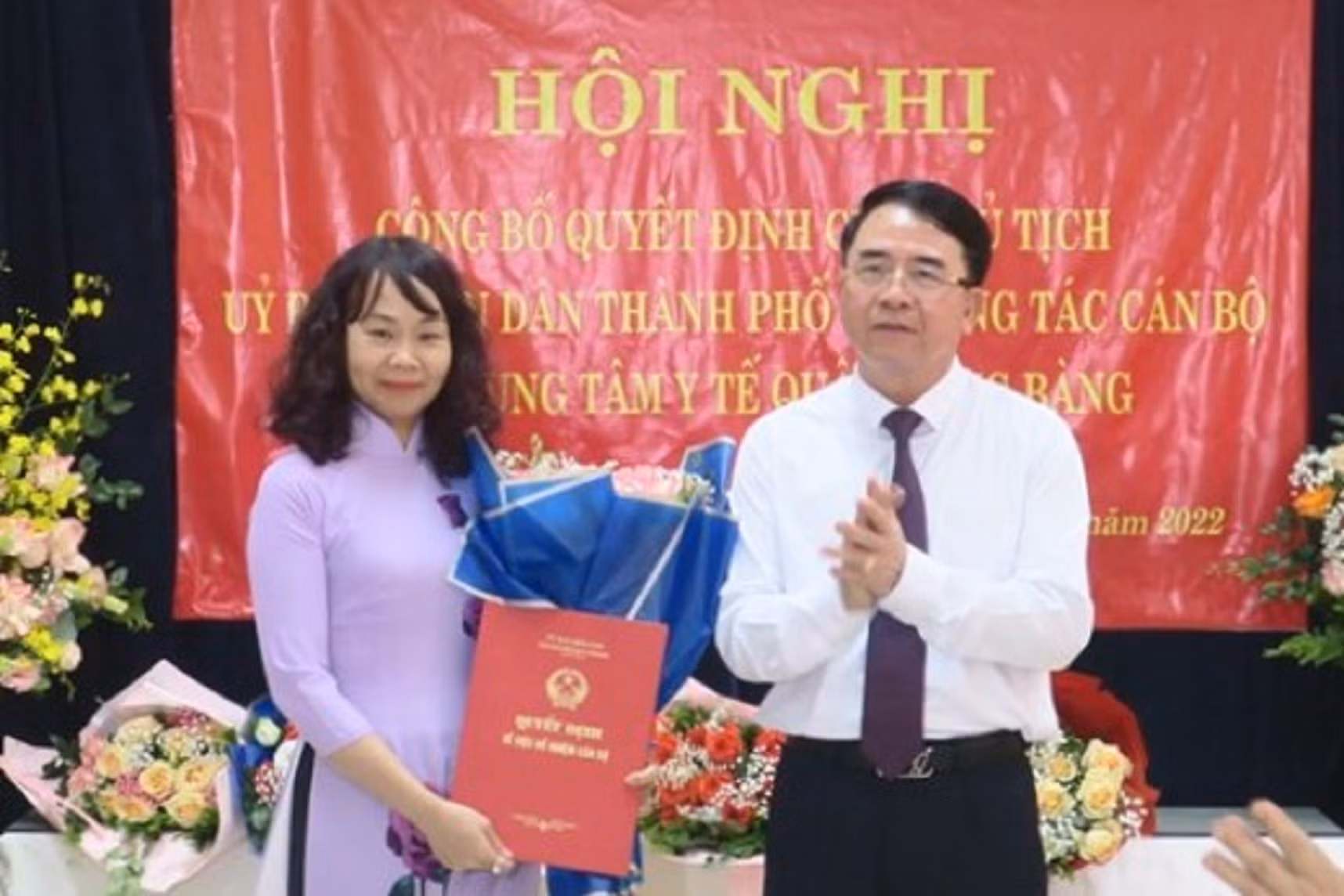 Bổ nhiệm Giám đốc mới Trung tâm y tế để cán bộ “giải khát bằng bia mực” trong giờ làm việc. -0