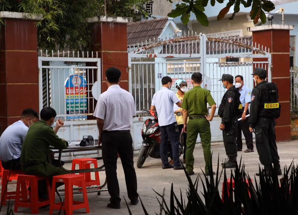 An ninh thắt chặt trong phiên tòa xén xử vụ án “Tịnh thất Bồng Lai” -3