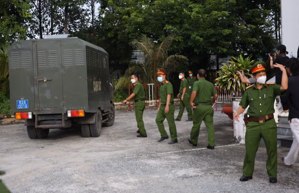 An ninh thắt chặt trong phiên tòa xén xử vụ án “Tịnh thất Bồng Lai” -0