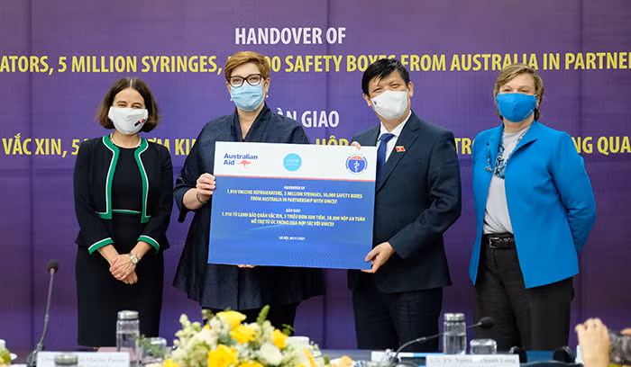Việt Nam tiếp nhận thiết bị dây chuyền lạnh và vật tư tiêm chủng do Chính phủ Australia và UNICEF hỗ trợ -0