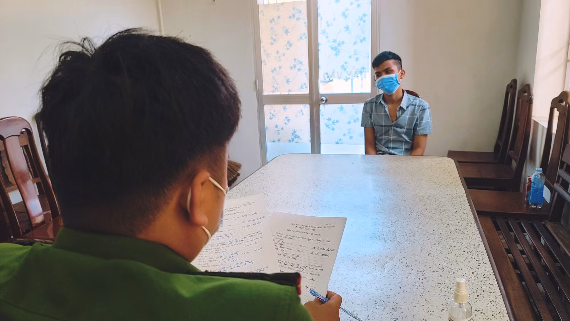 Chia tay với bạn gái quen trên mạng bằng màn cướp tài sản -0