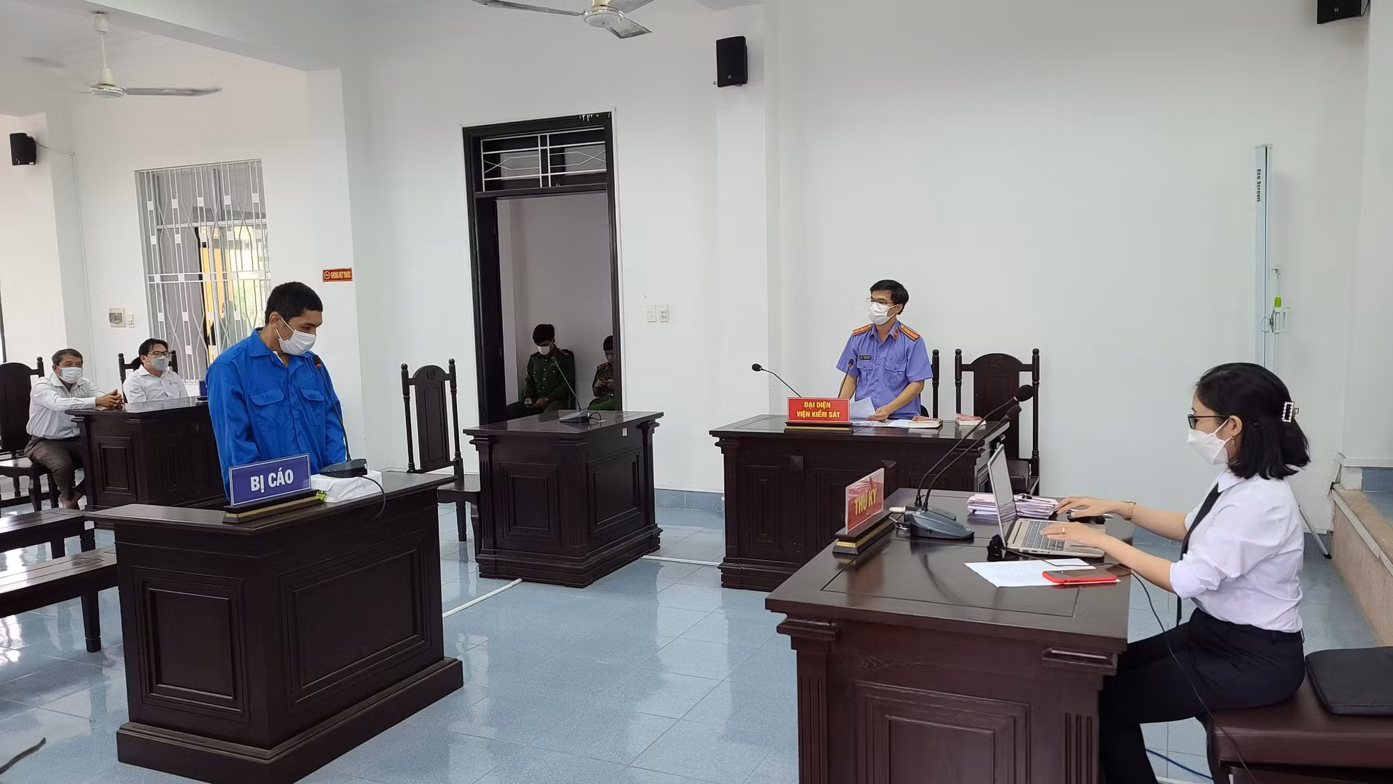 Say rượu vác xẻng đánh đuổi cán bộ phường giữa thời điểm giãn cách xã hội, nam thanh niên lĩnh án -0