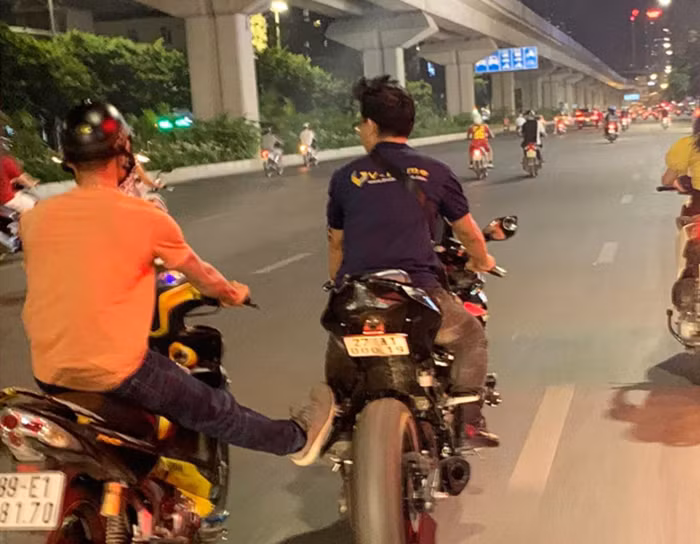 Có một biệt đội giải cứu xe xuyên đêm -0