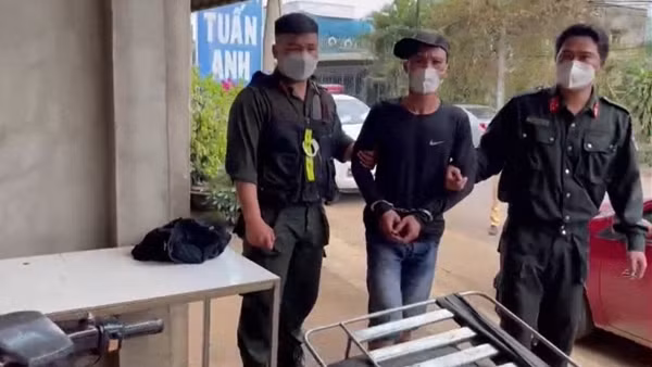 Nghẹt thở vây bắt kẻ nghiện, dùng súng khống chế con tin ảnh 7
