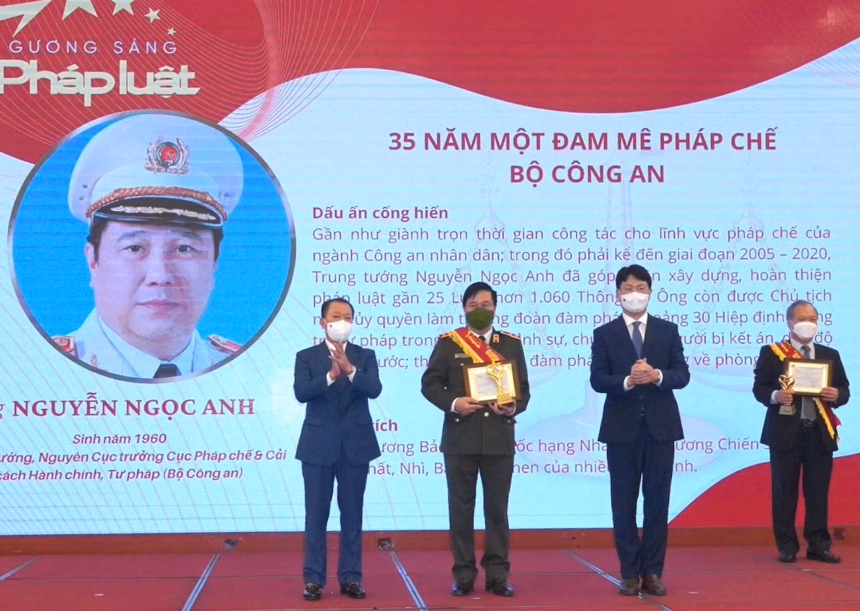 Tôn vinh 50 “Gương sáng Pháp luật” 2021 -0