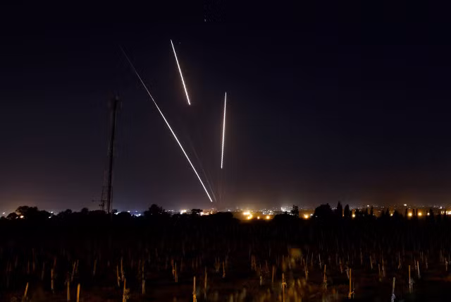 Israel bắn phá kho vũ khí nghi của Iran ở Syria -0
