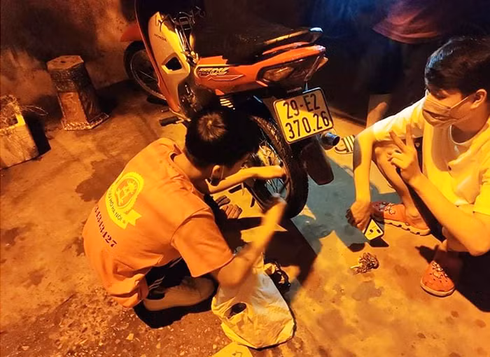 Có một biệt đội giải cứu xe xuyên đêm -0