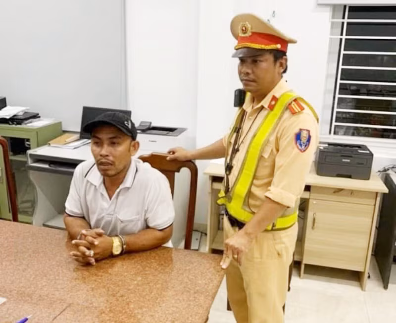 Cảnh sát giao thông phối hợp bắt đối tượng truy nã -0