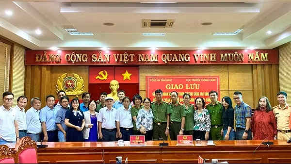 Giao lưu các nhà văn dự Trại sáng tác “Vì an ninh Tổ quốc và bình yên cuộc sống”