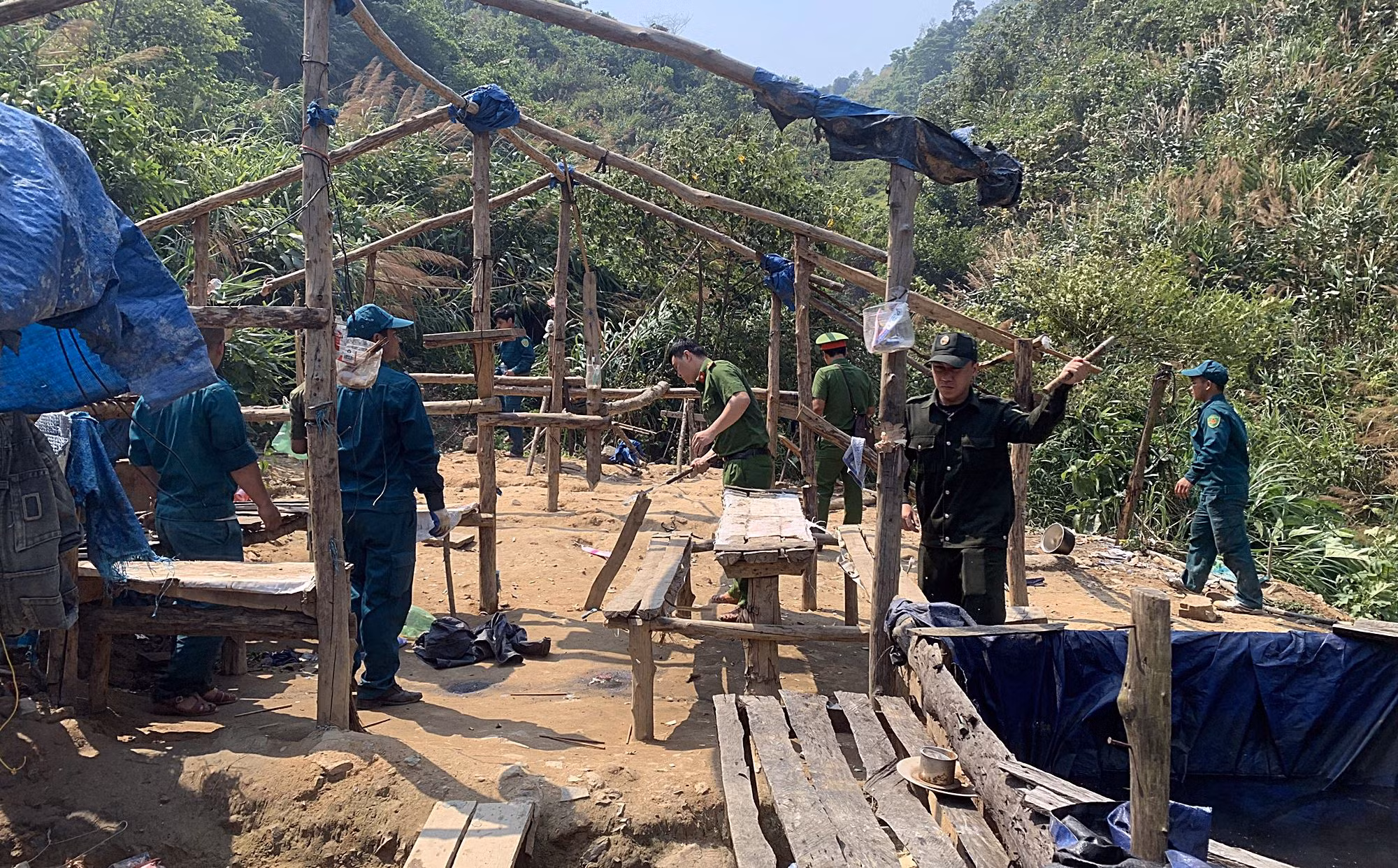 Truy quét “vàng tặc” tại miền núi Quảng Nam -0