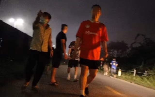 ha-noi-tac-nghiep-o-dam-chay-2-phong-vien-bat-ngo-bi-hanh-hung-anh-1-1713924452-9-width640height400.jpeg -0