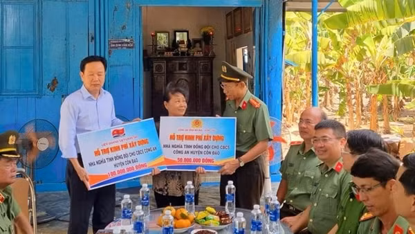 Công an Bà Rịa – Vũng Tàu trao tặng kinh phí xây nhà nghĩa tình đồng đội